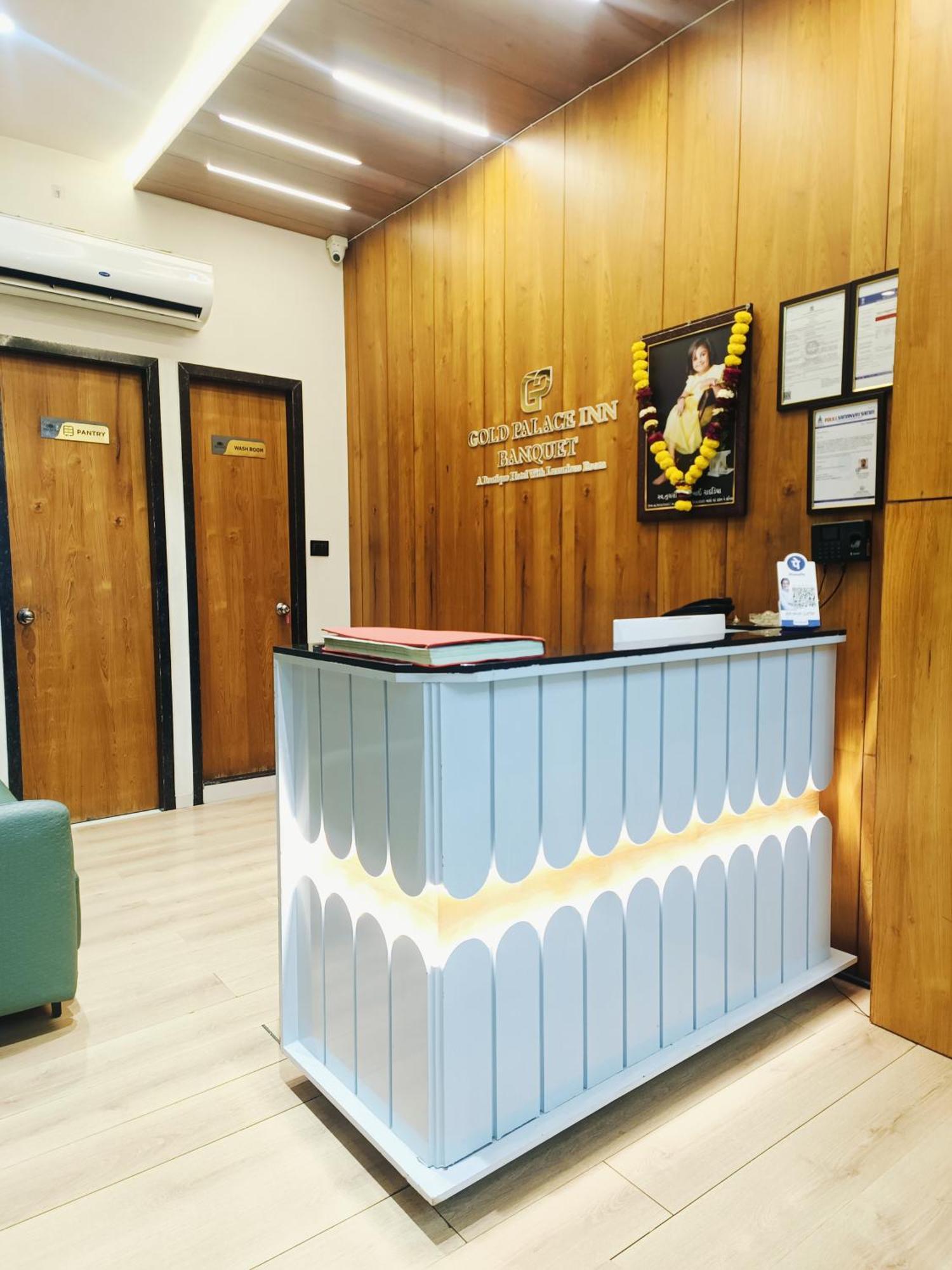 Hotel Gold Palace Inn スーラト エクステリア 写真