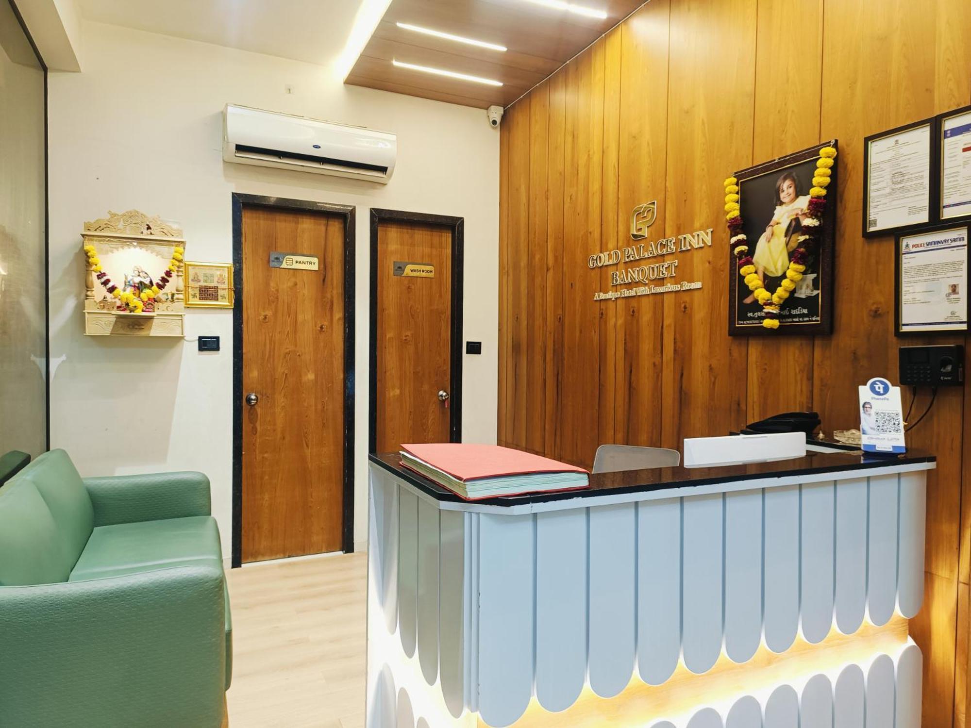 Hotel Gold Palace Inn スーラト エクステリア 写真