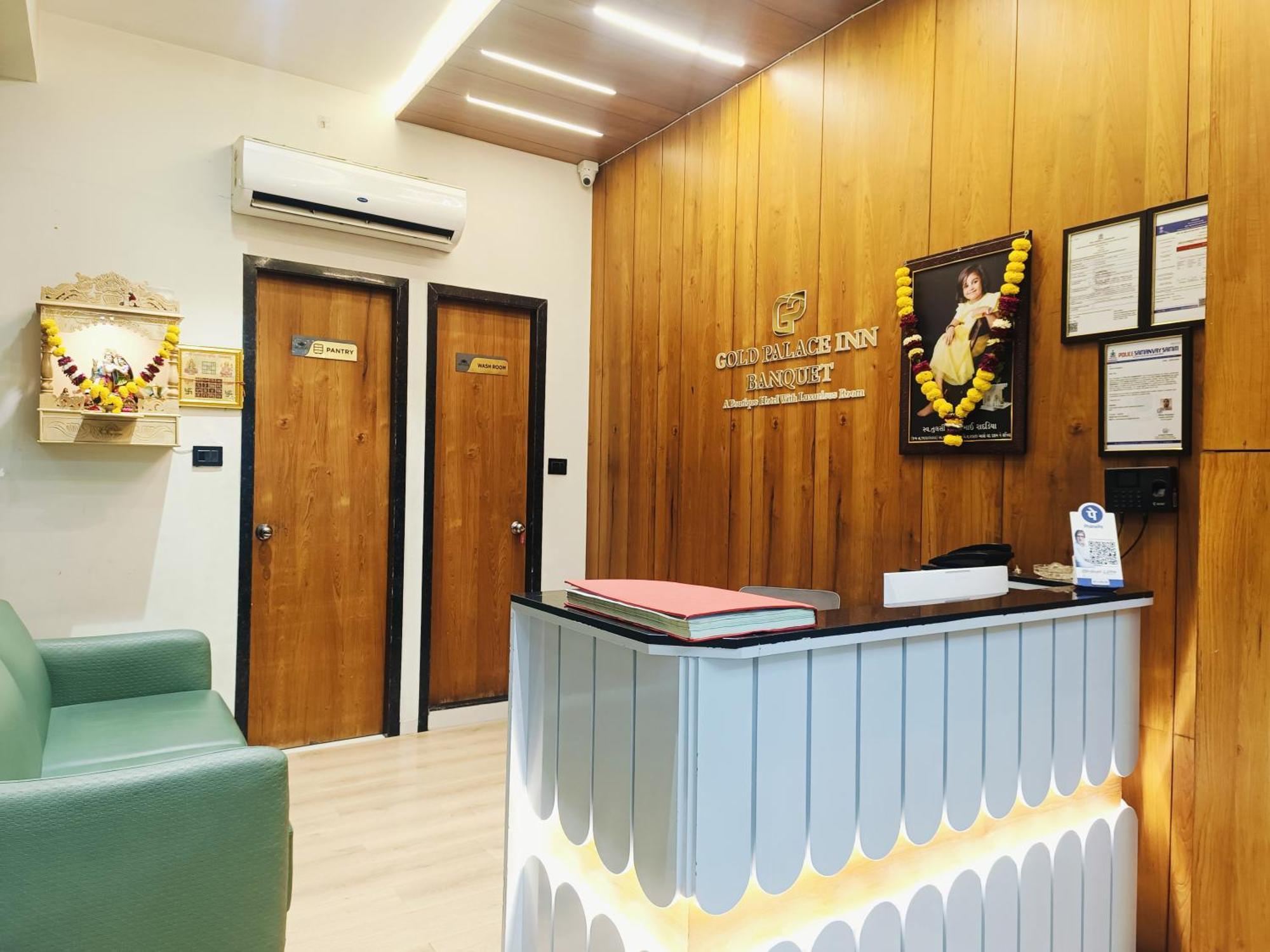 Hotel Gold Palace Inn スーラト エクステリア 写真